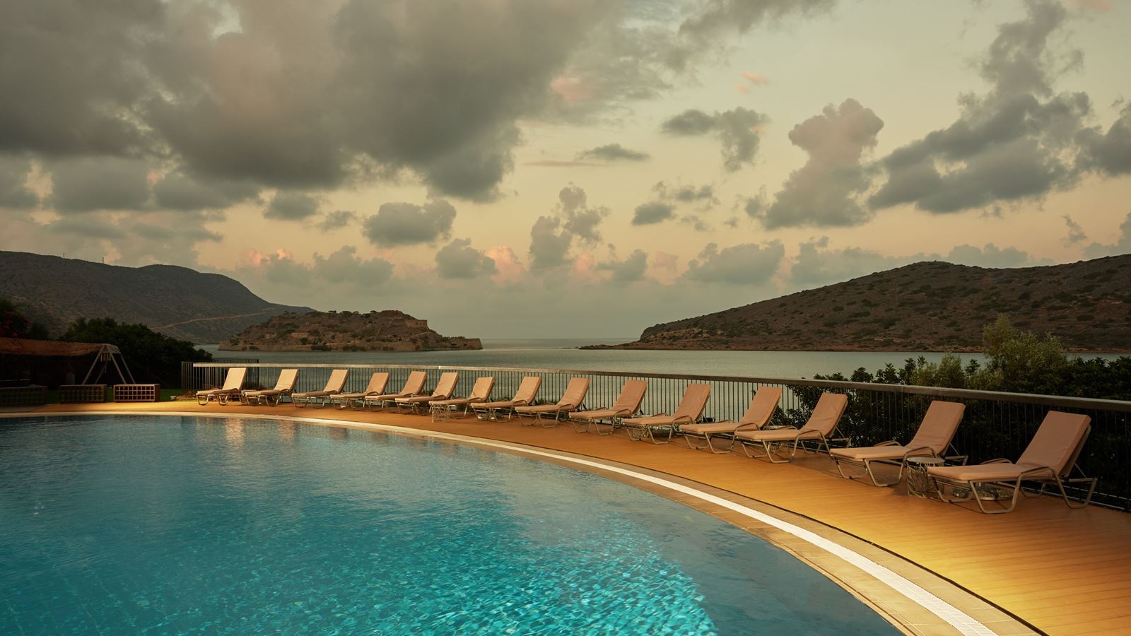 bars-makris-pool-bar