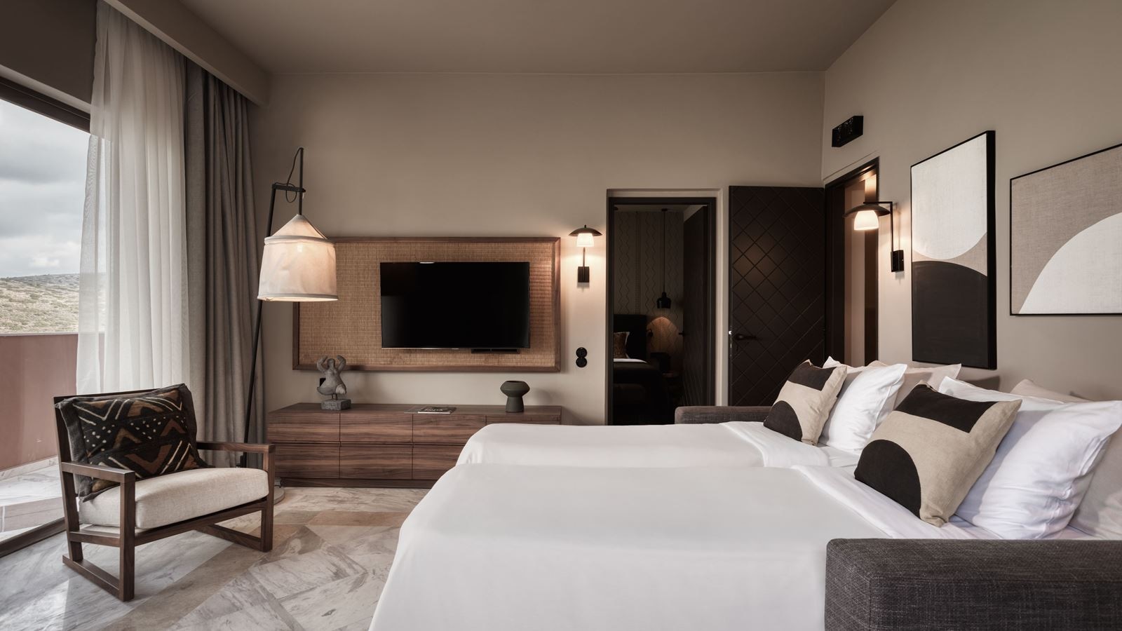 rooms-luxury-family-2-bdr-suite-sv-with-outdoor-jacuzzi