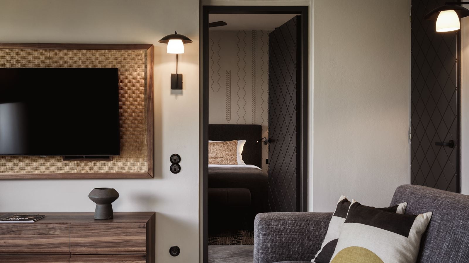 rooms-family-suite-gv-with-outdoor-jacuzzi