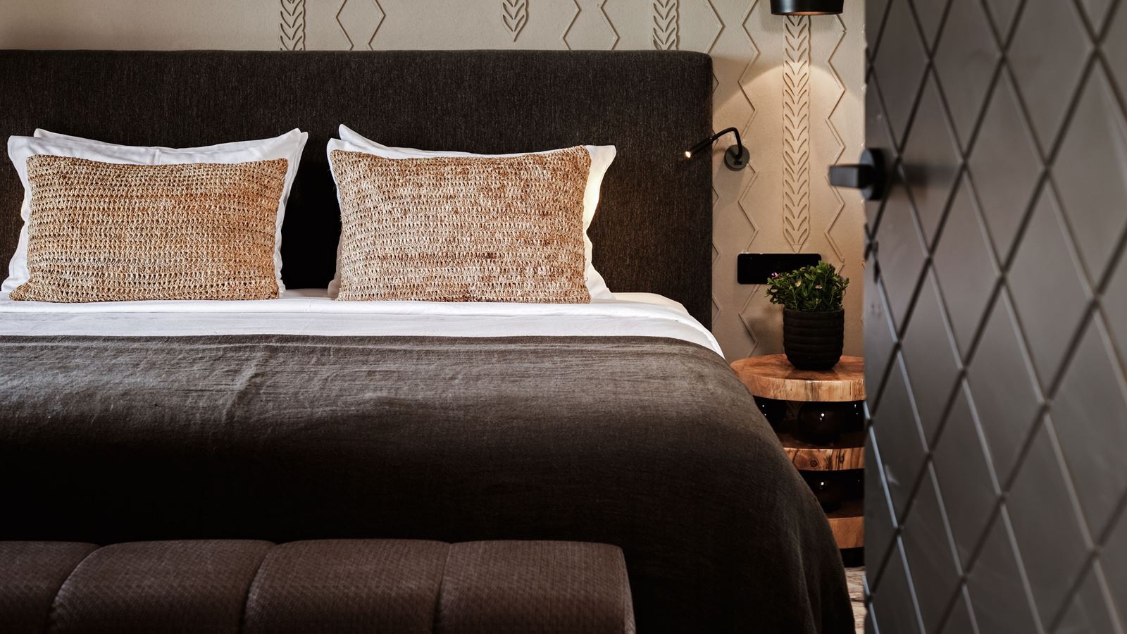 rooms-family-suite-gv-with-outdoor-jacuzzi