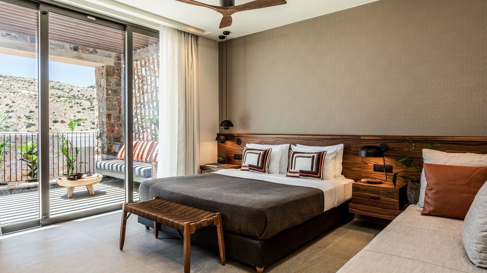 rooms-core-open-plan-suite-with-outdoor-jacuzzi