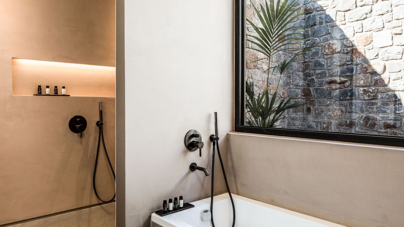 rooms-core-open-plan-suite-with-outdoor-jacuzzi