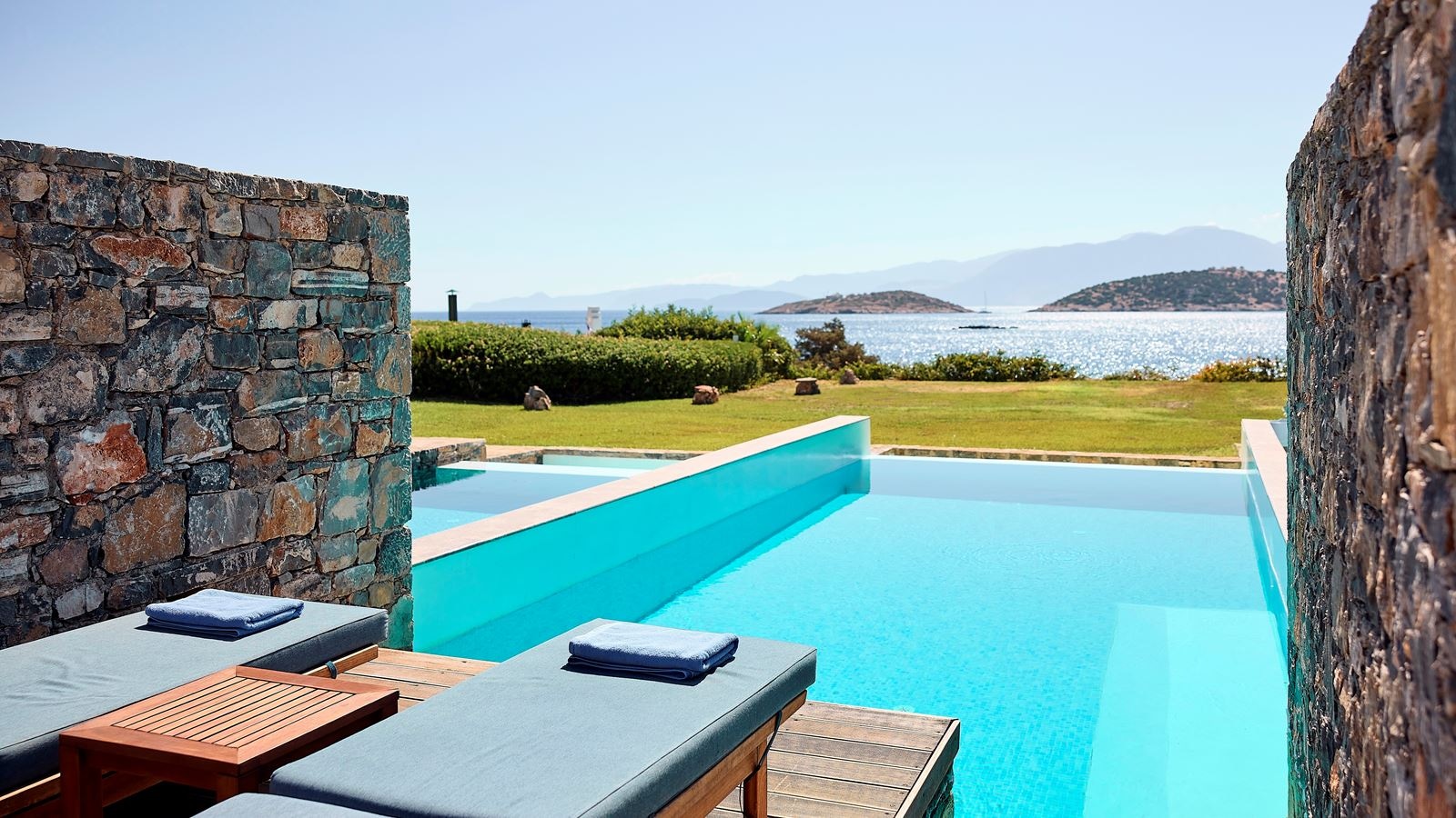 rooms-classic-studio-private-pool-sea-view
