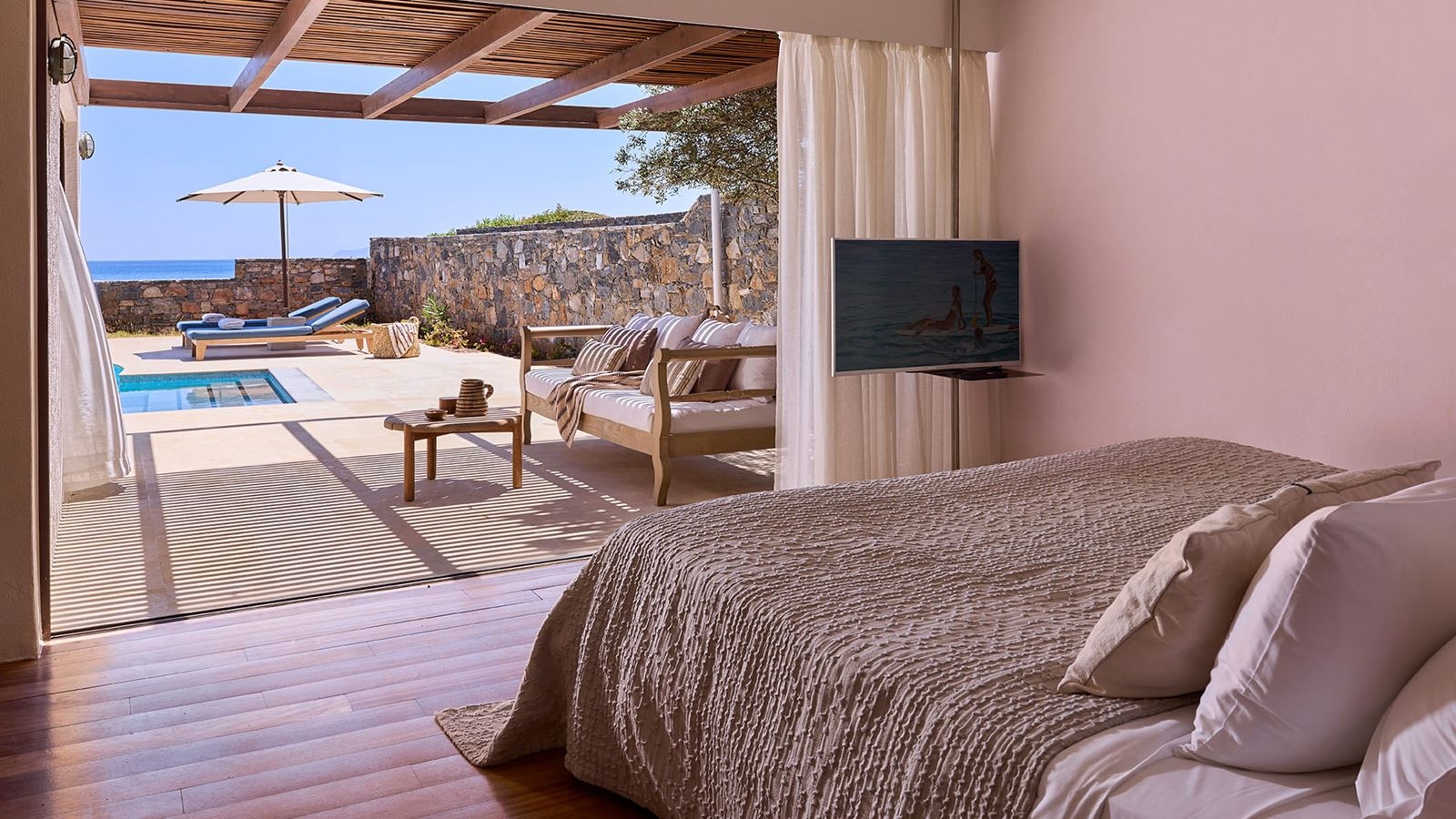 rooms-club-suite-1bdrm-private-pool-seafront-view