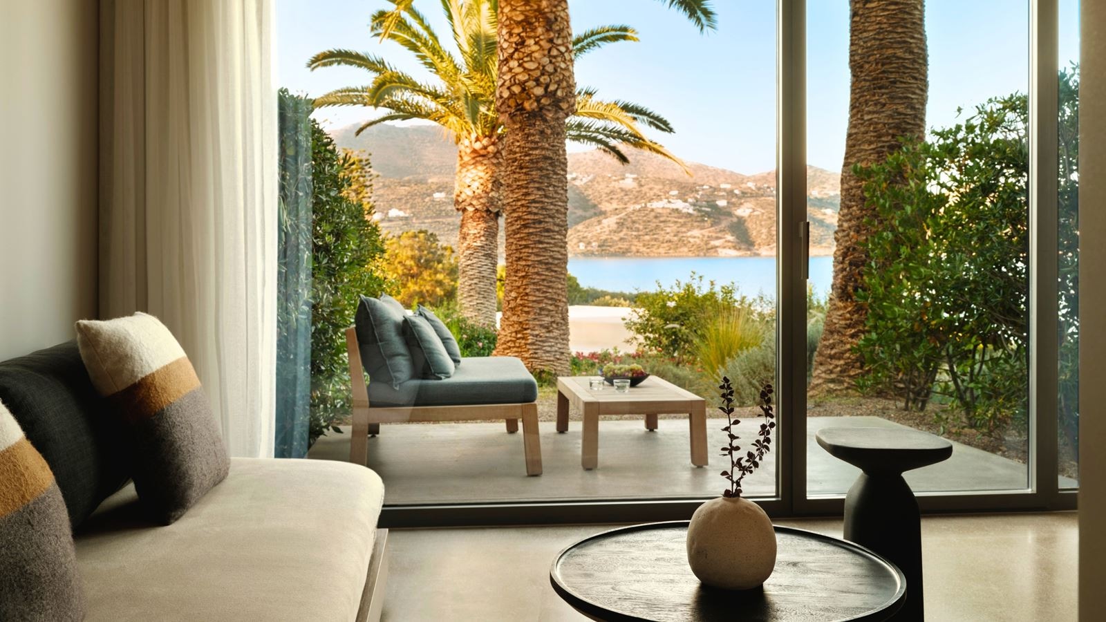 rooms-f-zeen-junior-suite-sea-view-with-garden