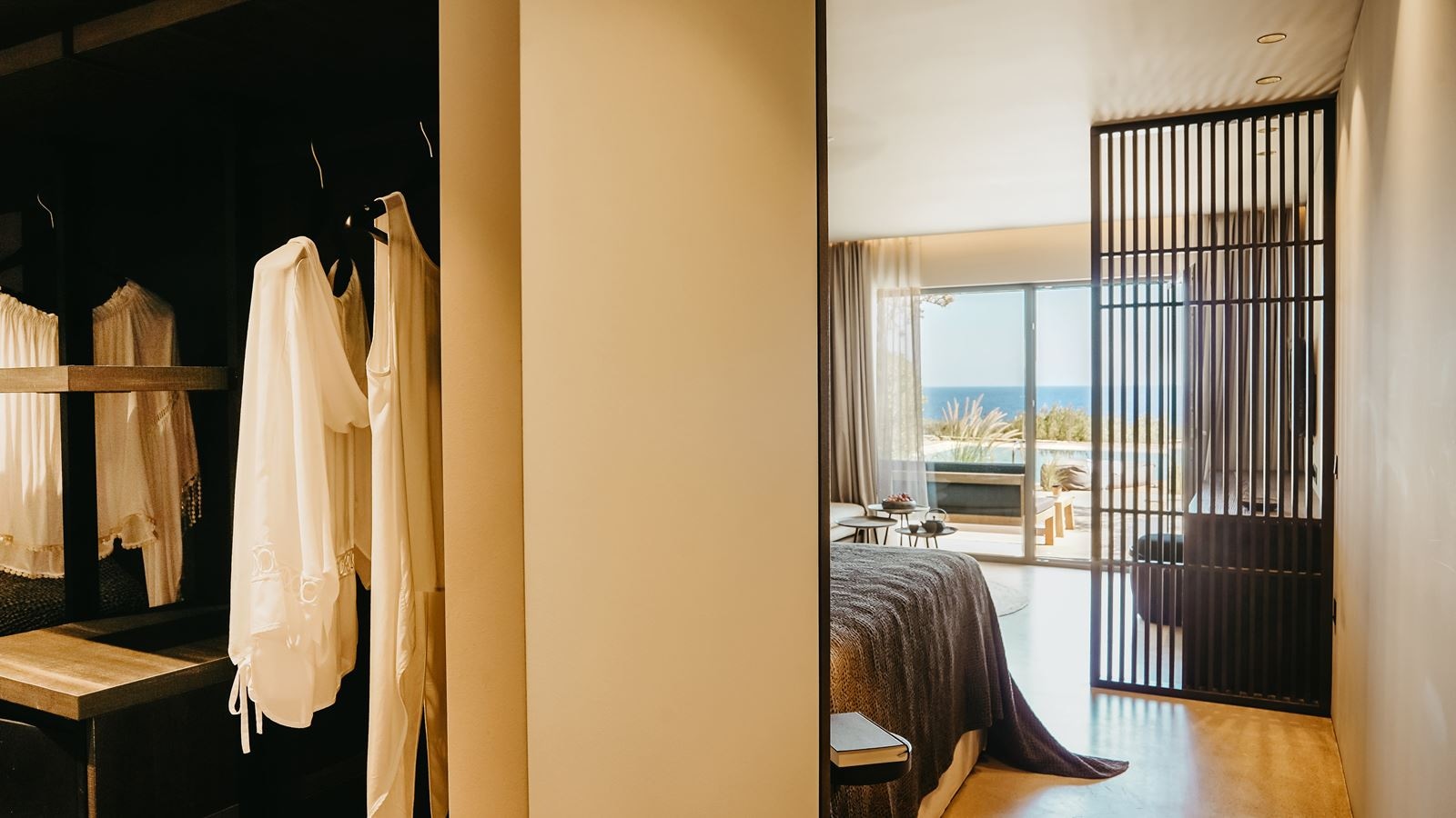 rooms-infinity-blue-junior-suite-sharing-pool