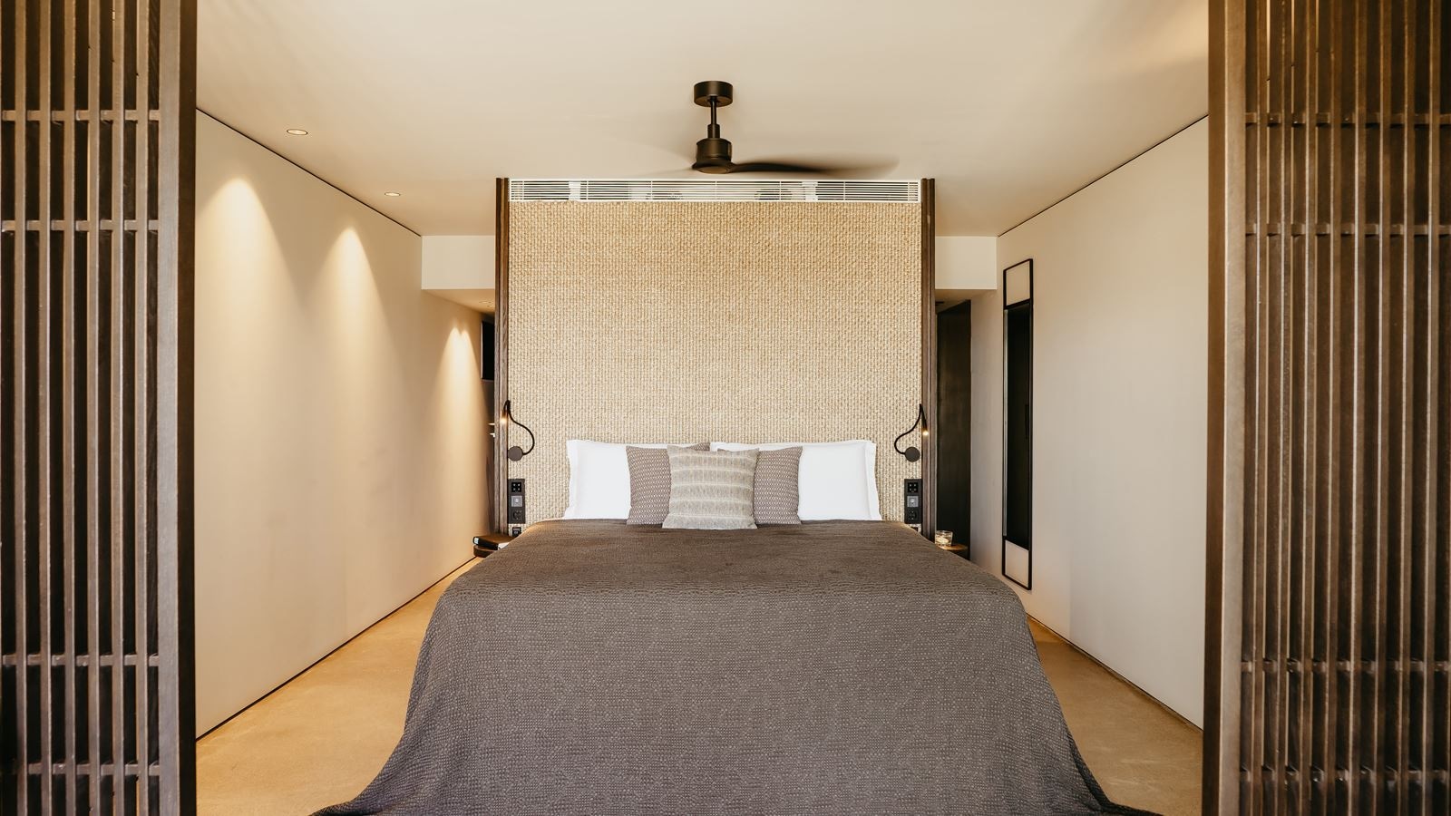 rooms-infinity-blue-junior-suite-sharing-pool