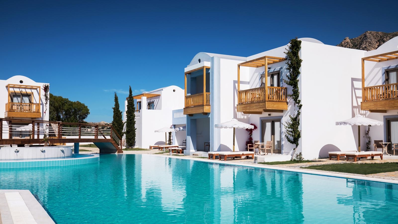 rooms-bungalow-sharing-pool