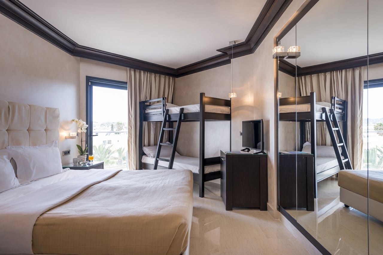 rooms-quadruple-land-view