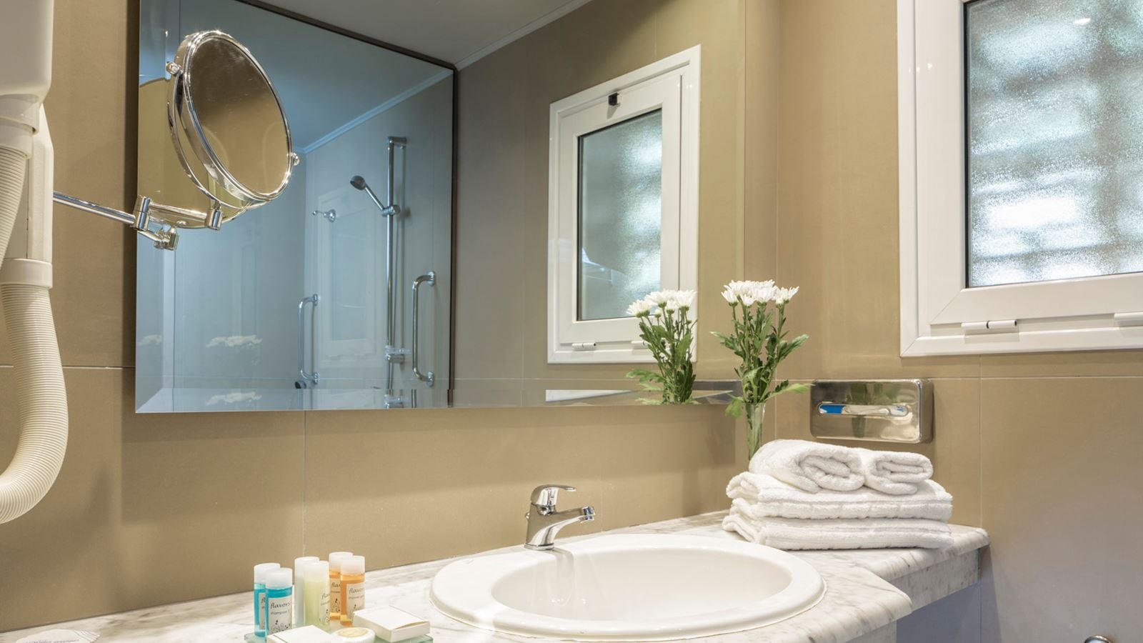 rooms-bungalow-family-room-sliding-doors