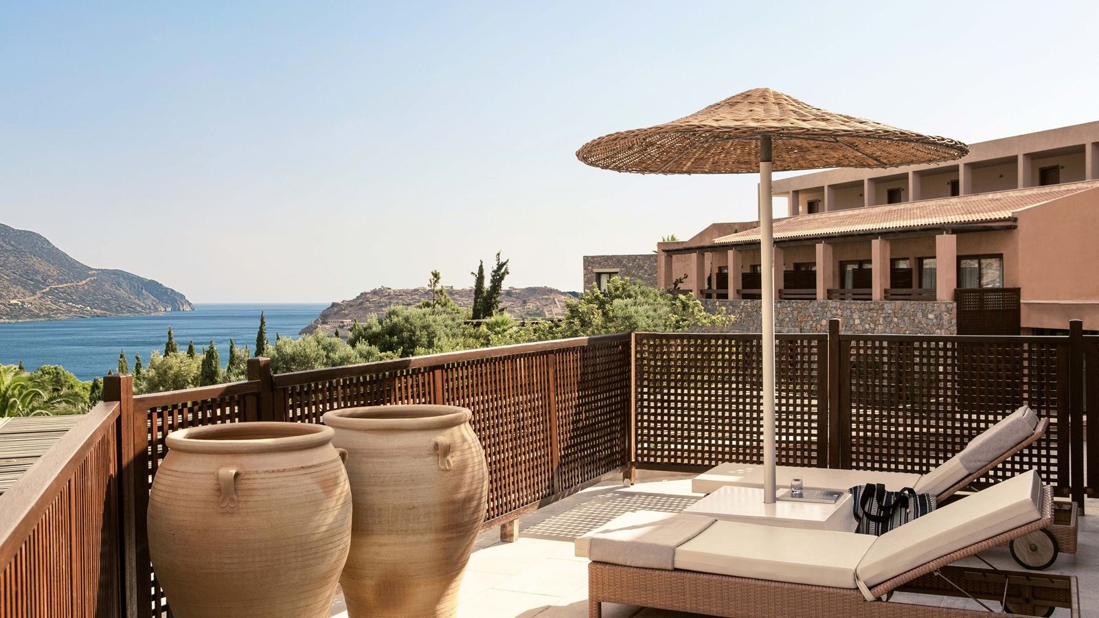 rooms-deluxe-suite-sea-view