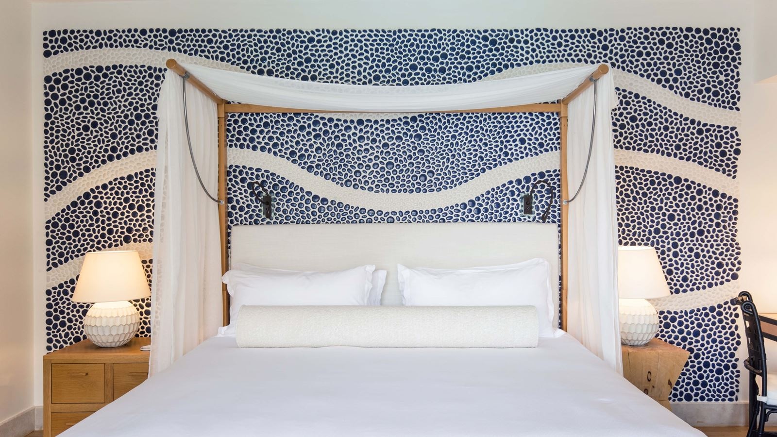 rooms-island-suite-sea-view-private-heated-pool