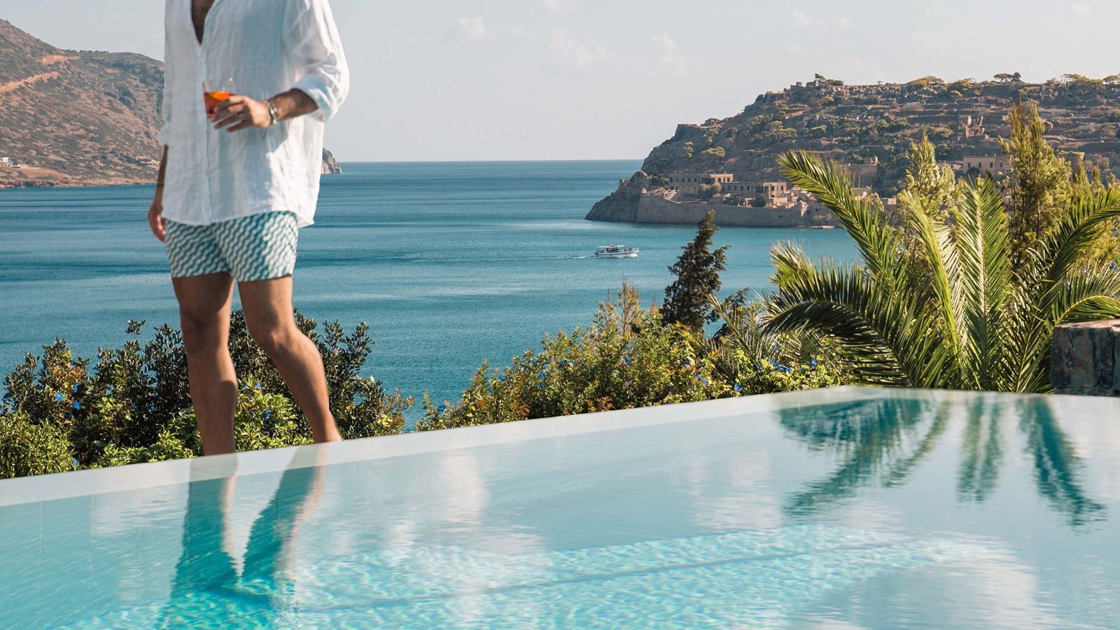 rooms-island-suite-sea-view-private-heated-pool