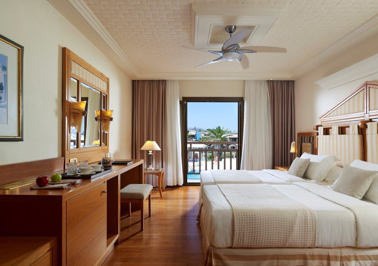 rooms-knossos-maisonette-sharing-pool