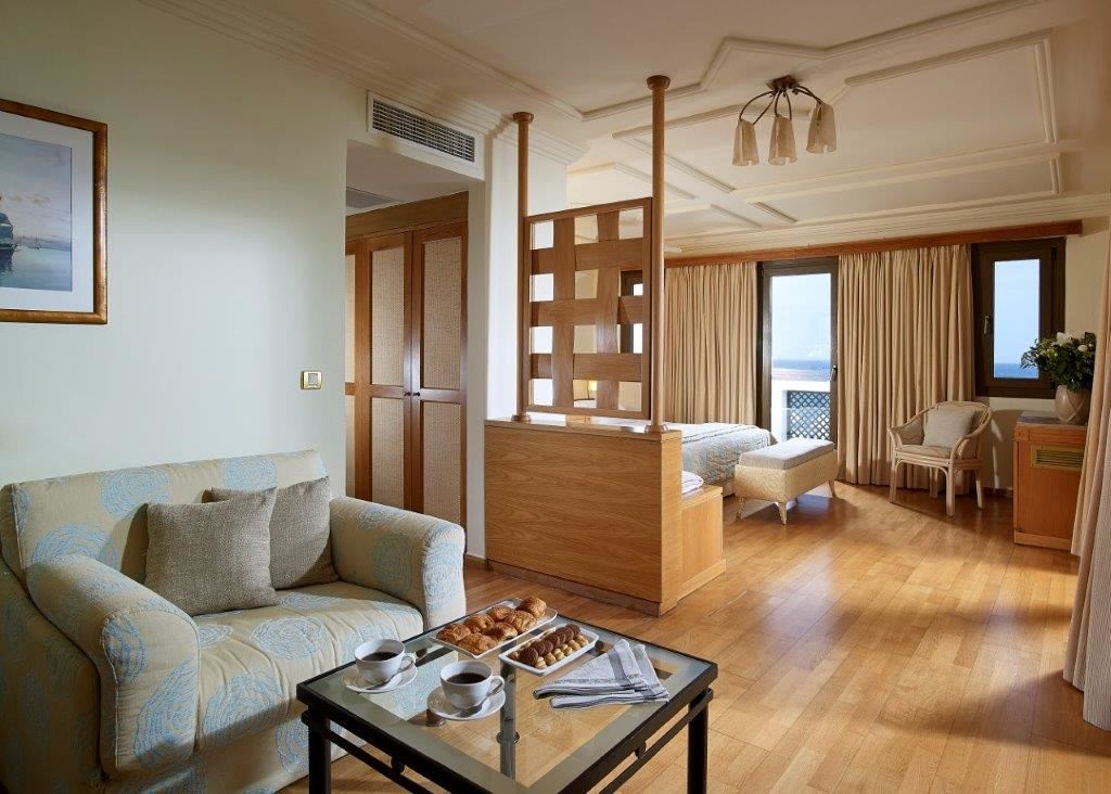 rooms-junior-suite-sharing-pool