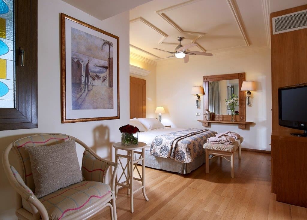 rooms-knossos-suite-sharing-pool