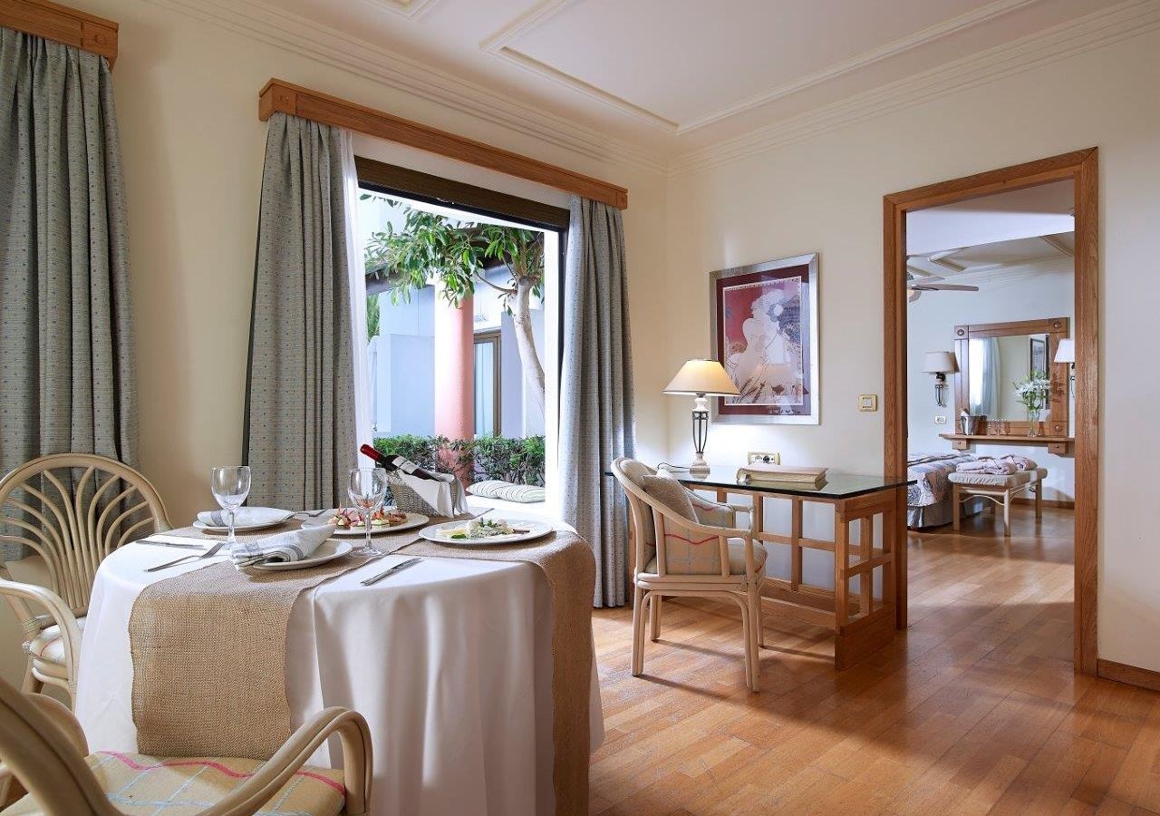 rooms-knossos-suite-sharing-pool