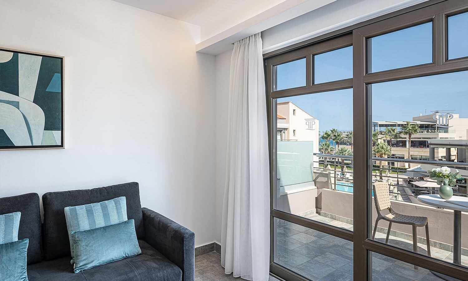 rooms-apartment-poolview