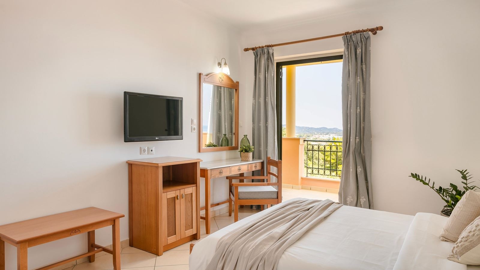 rooms-one-bedroom-family-superior-sea-view-balcony-or-terrace