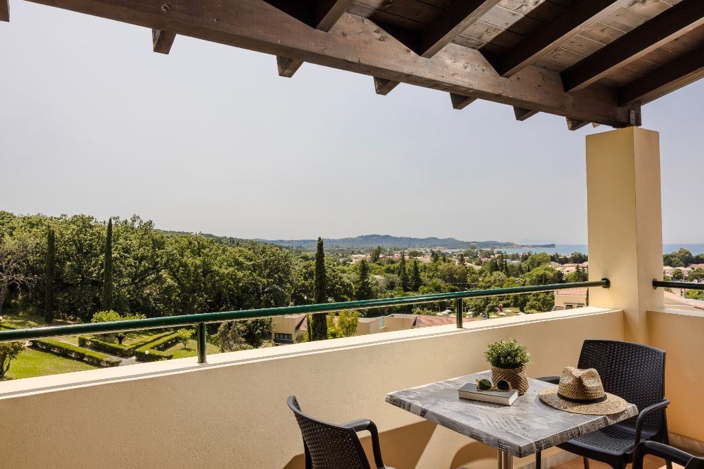 rooms-one-bedroom-family--side-sea-view-balcony-or-terrace