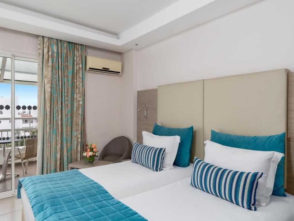 rooms-standard-pool-view