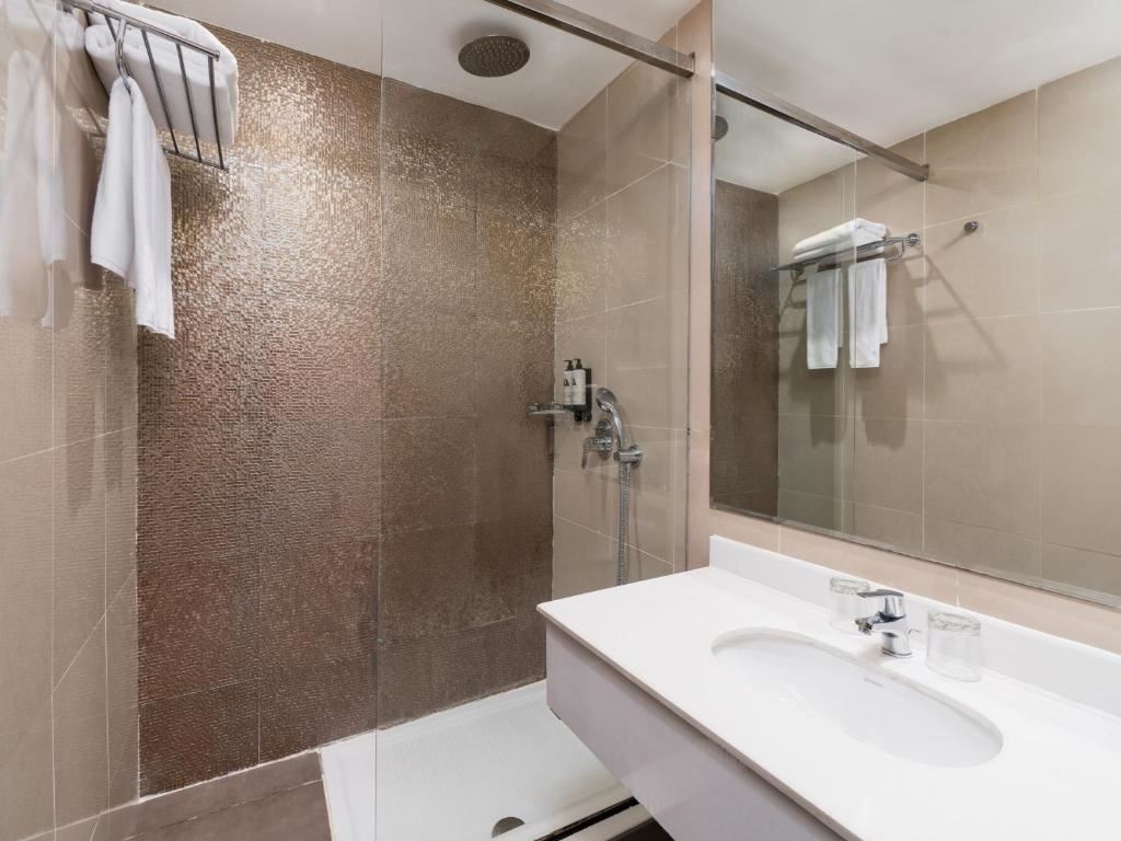 rooms-standard-pool-view