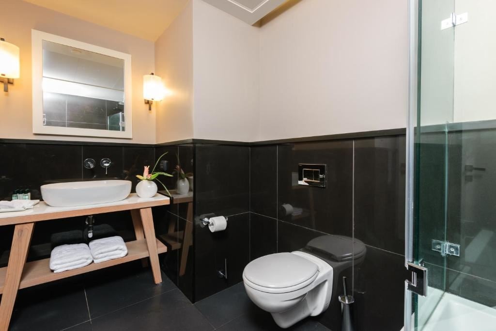 rooms-executive-suite-marina-view-with-balcony