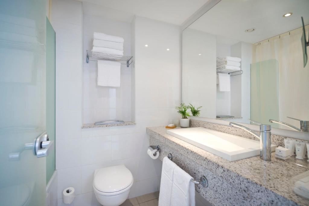 rooms-room-deck-poolview