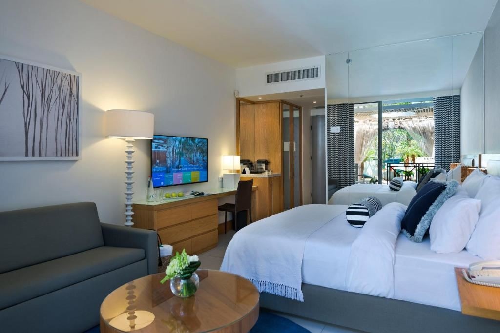 rooms-room-deck-poolview