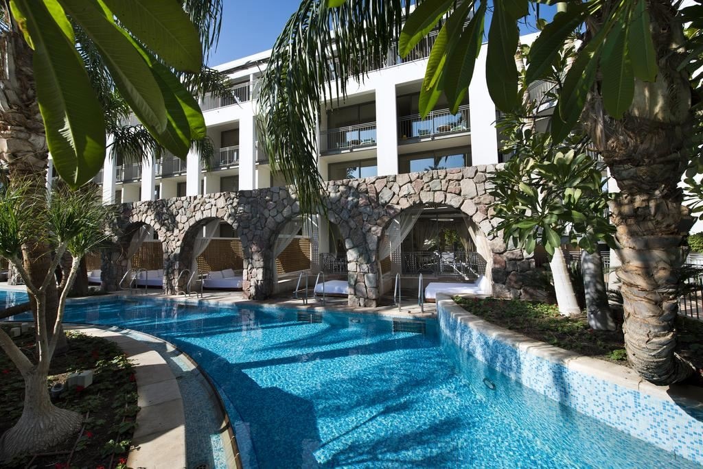 rooms-room-deck-poolview