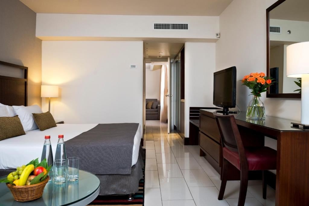 rooms-pool-view-room