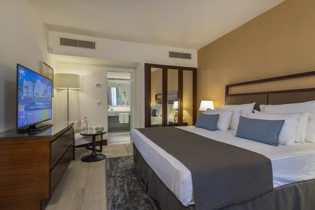 rooms-king-floors-pool-view