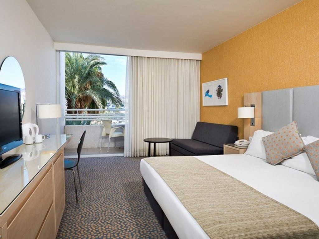 rooms-double-pool-view