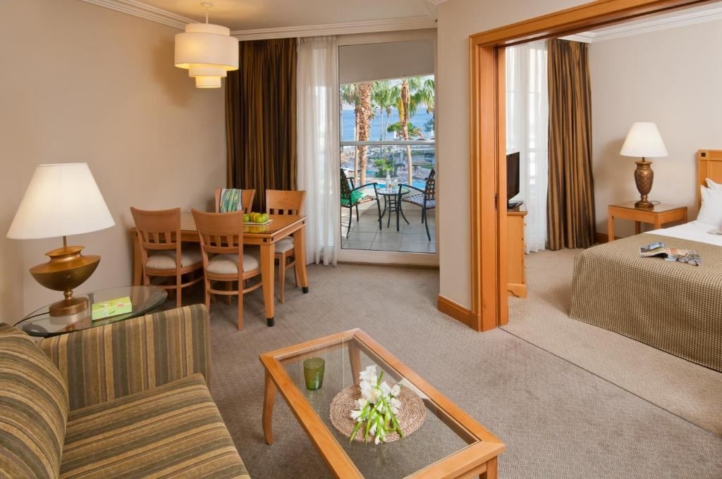 rooms-deluxe-pool-view-suite