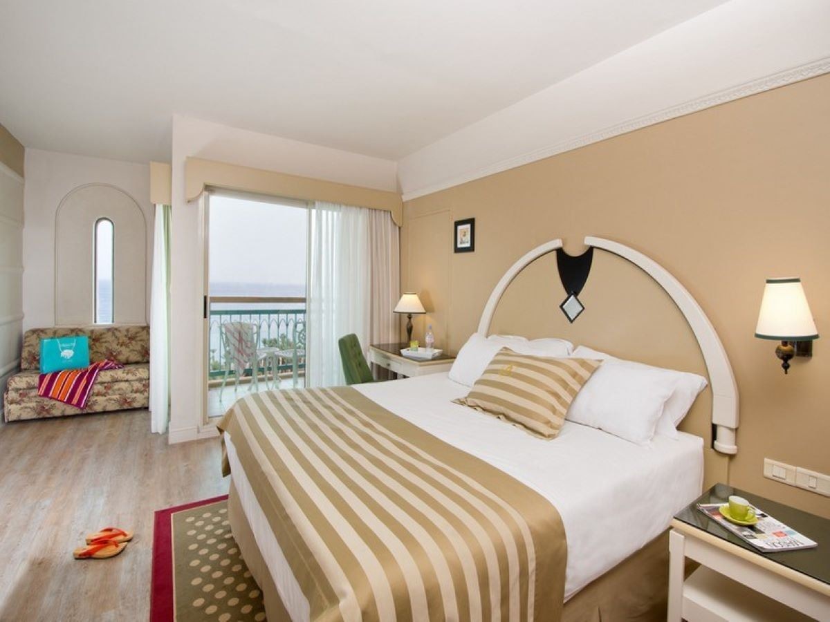 rooms-grand-club-room