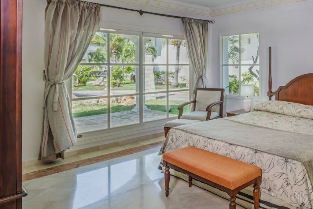 rooms-master-suite-royal-service