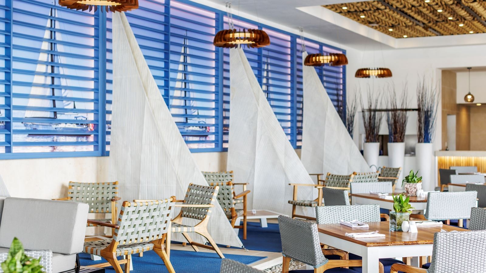 restaurants-aqua`s-grill