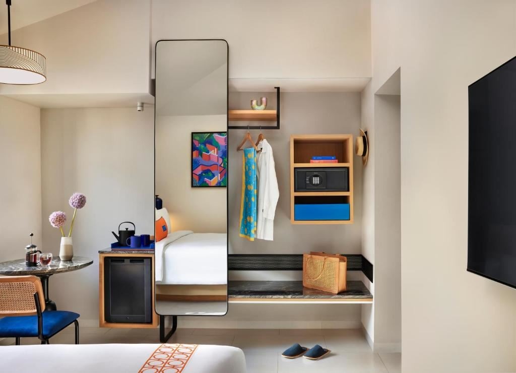 rooms-king-bed-deluxe-with-balcony