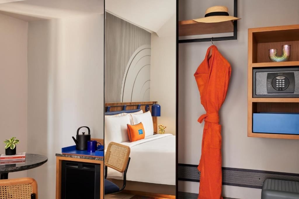 rooms-king-bed-pool-view-with-balcony