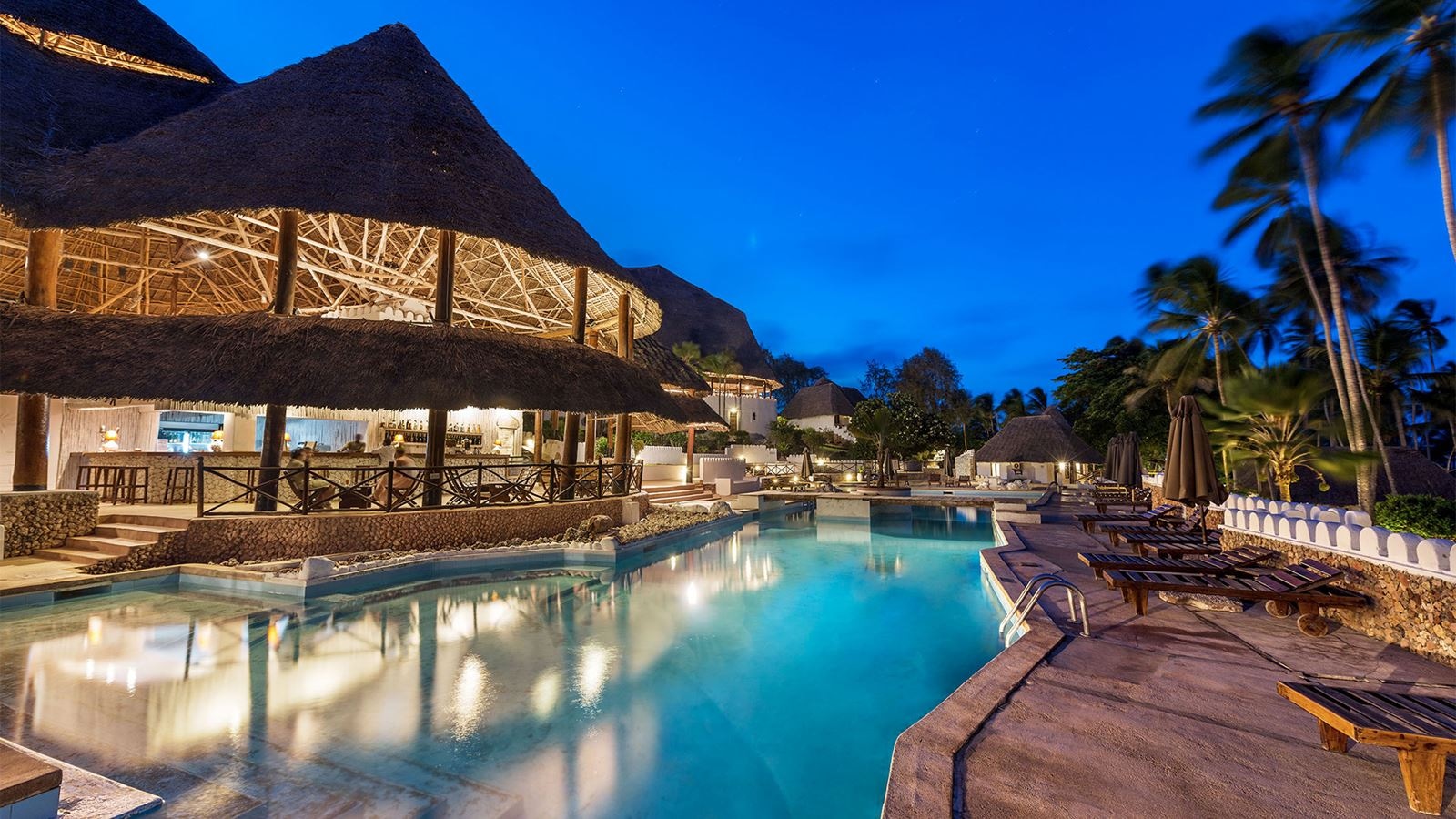 restaurants-poolside-bar