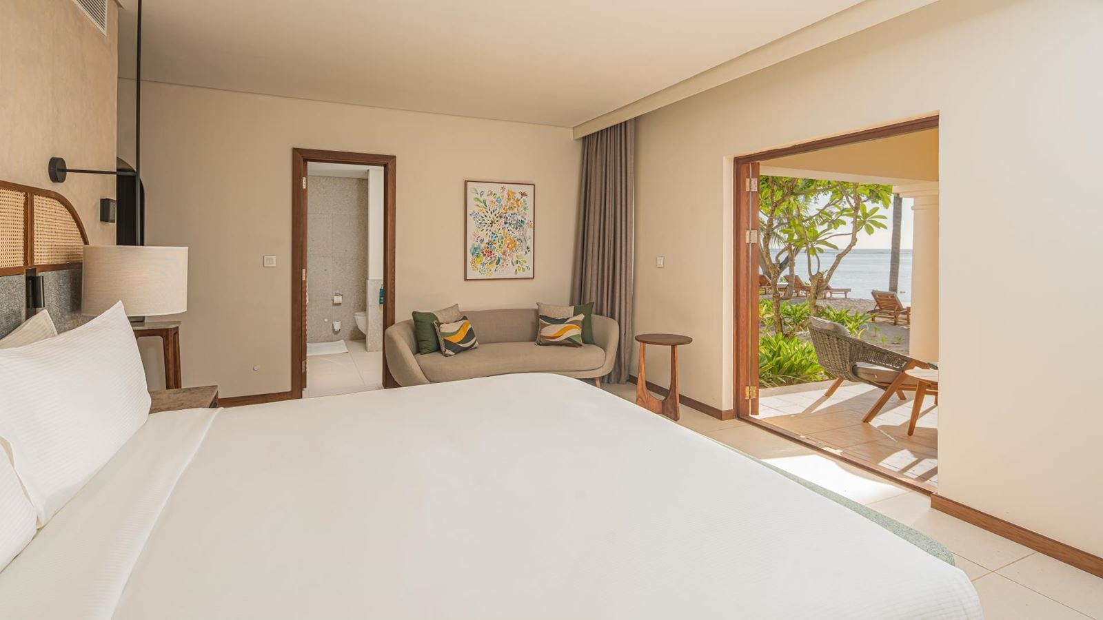 rooms-beachfront-junior-suite