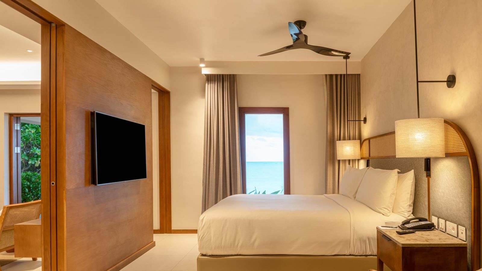 rooms-beachfront-junior-suite