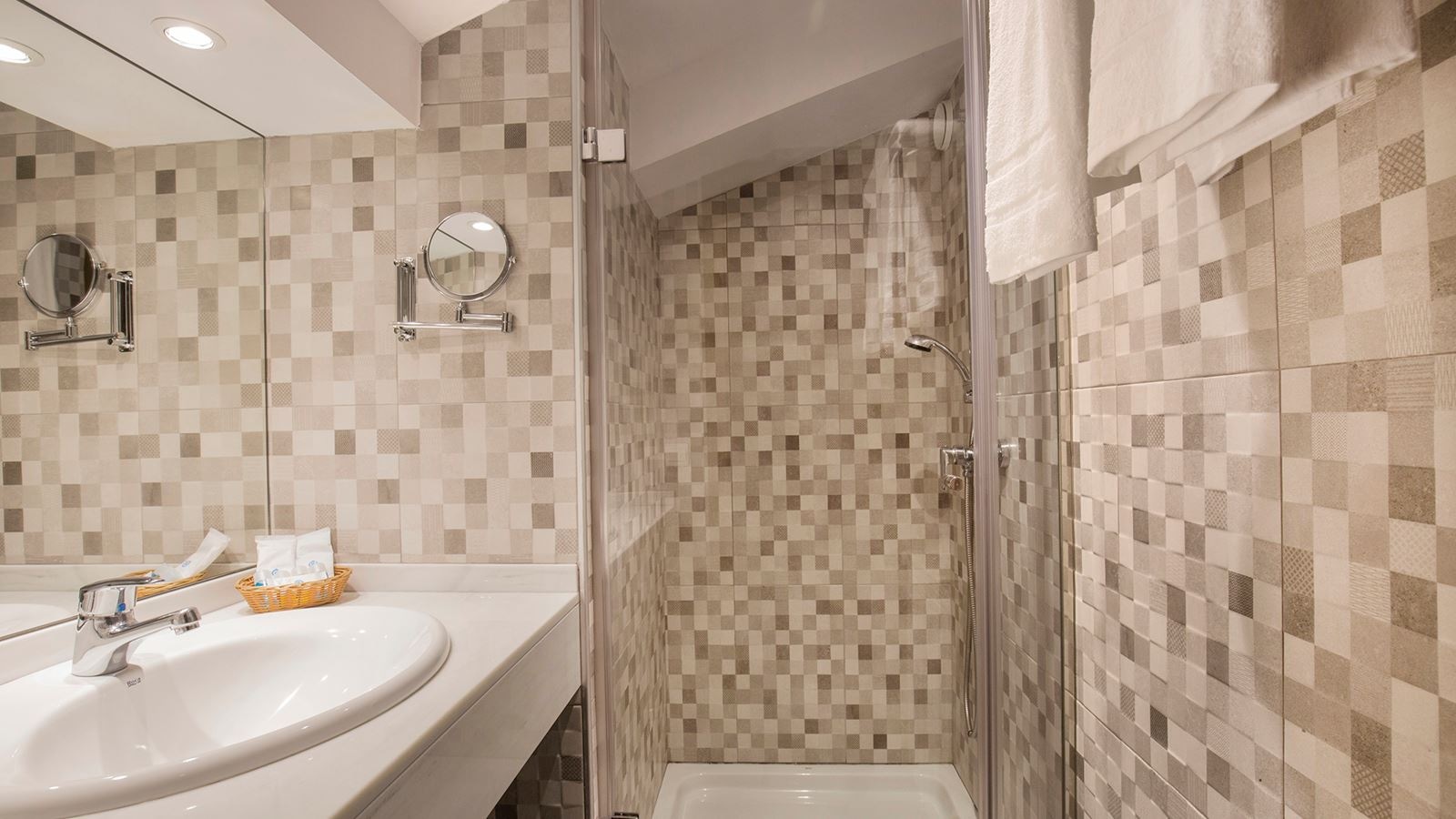 rooms-quadrruple-room