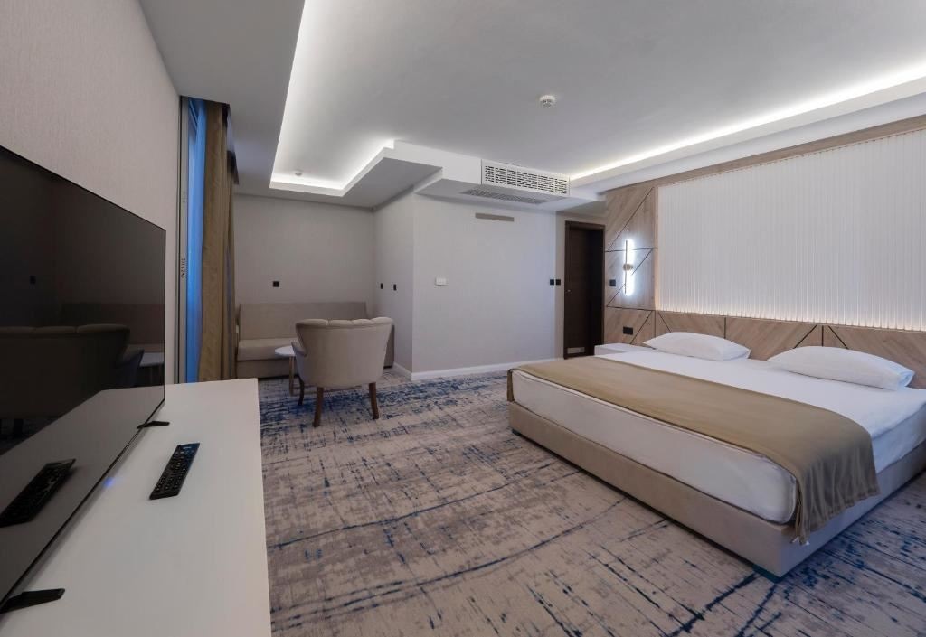 rooms-family-room-land-view