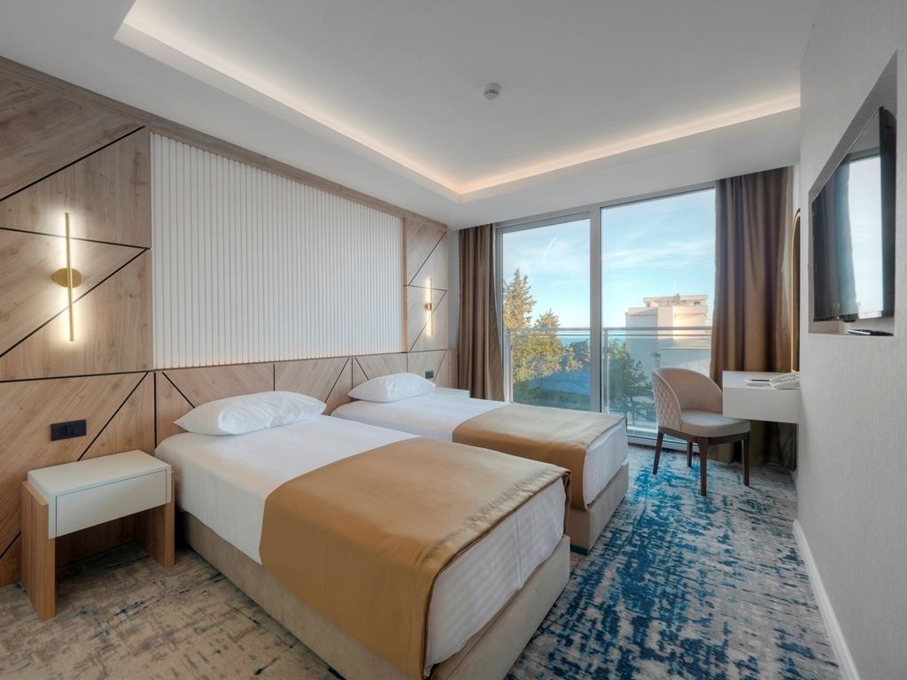 rooms-family-room-land-view