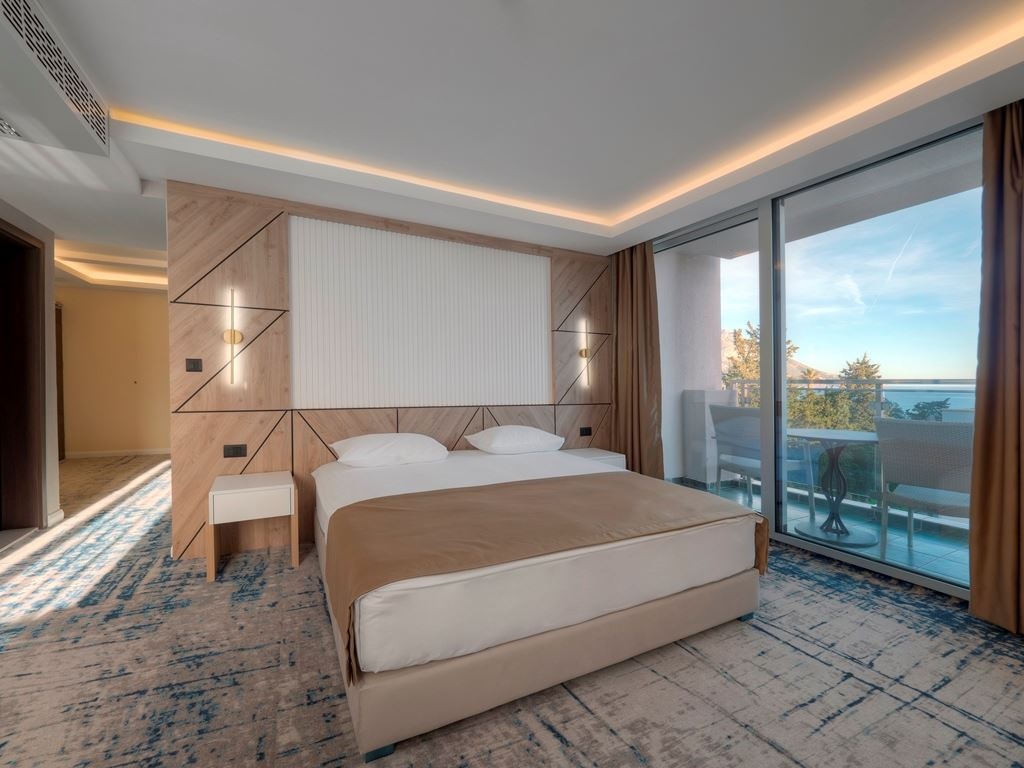 rooms-family-room-land-view