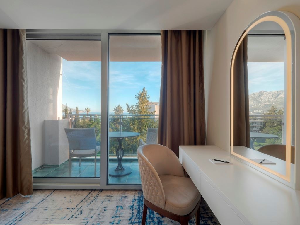 rooms-triple-room-main-building