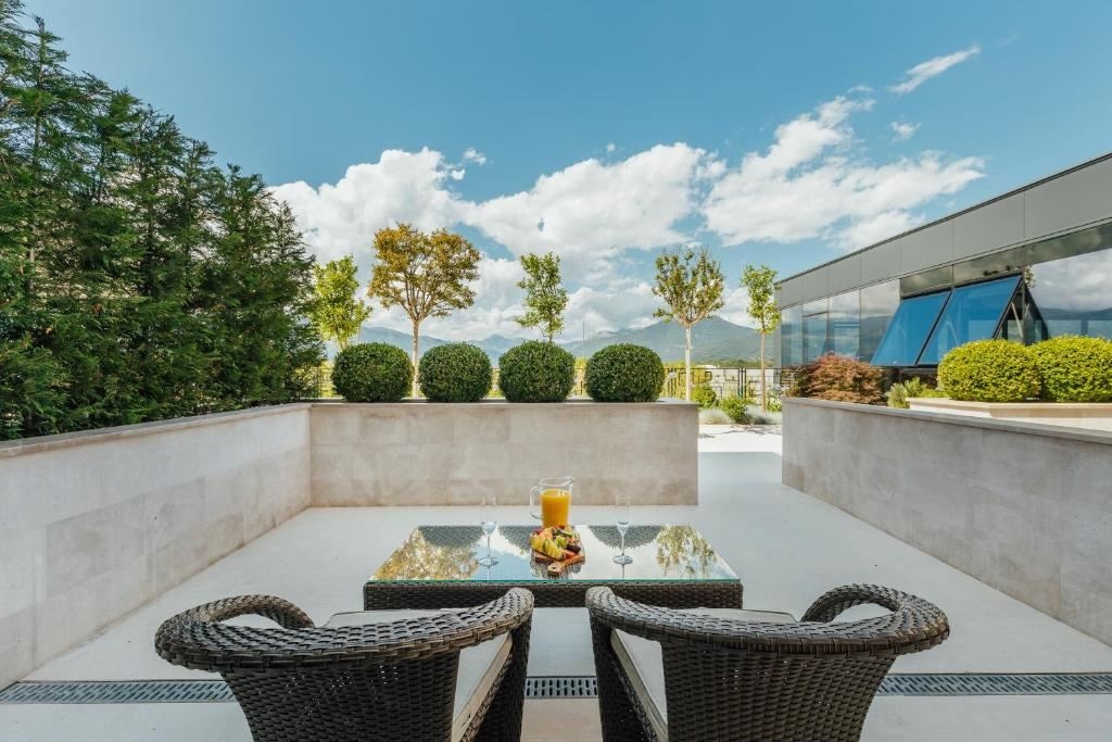 rooms-covet-room-land-view