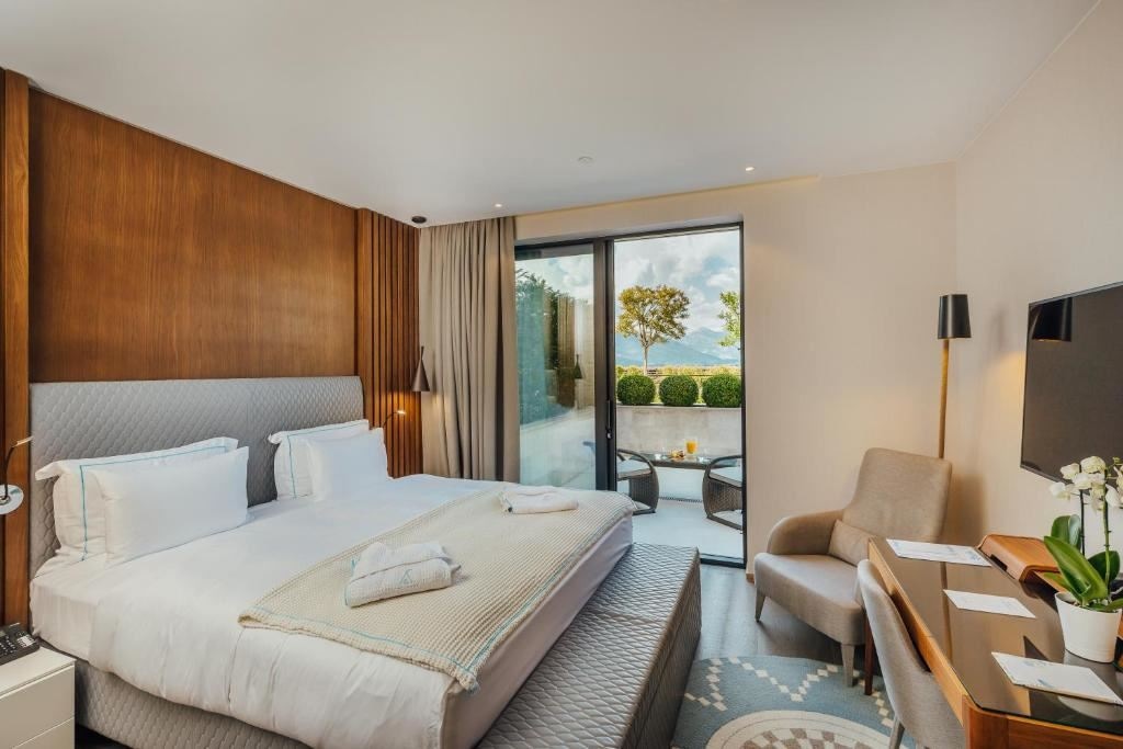 rooms-covet-room-land-view