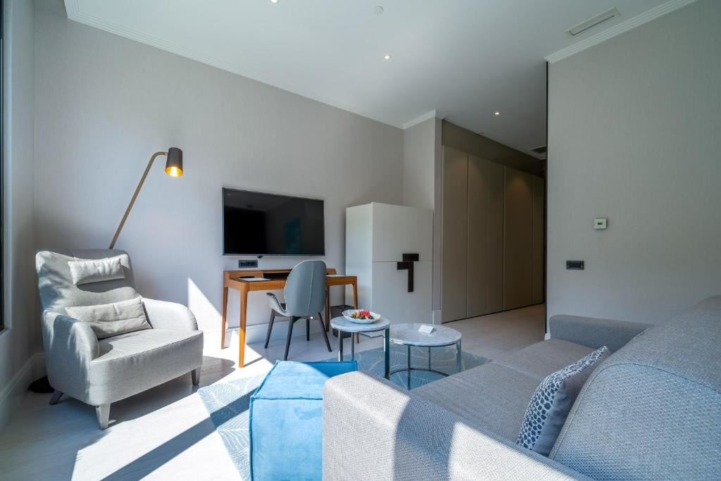 rooms-luux-room-land-view